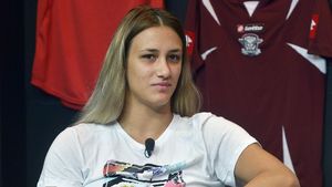 Bianca Bazaliu a povestit la ProSport LIVE cum i-a făcut "freza" portarului Blanka Biro în "sfertul" Ferencvaros - CSM București și cum a făcut trecerea de la junioare la senioare în compania unor valori de talie mondială