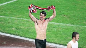 Lecția unui portar pentru tinerii fotbaliști. Câte abdomene face "Ema" Dolha în fiecare zi, la 39 de ani: "Muncește enorm, e plin de mușchi! Nici președintele României nu e așa de greu de găsit"