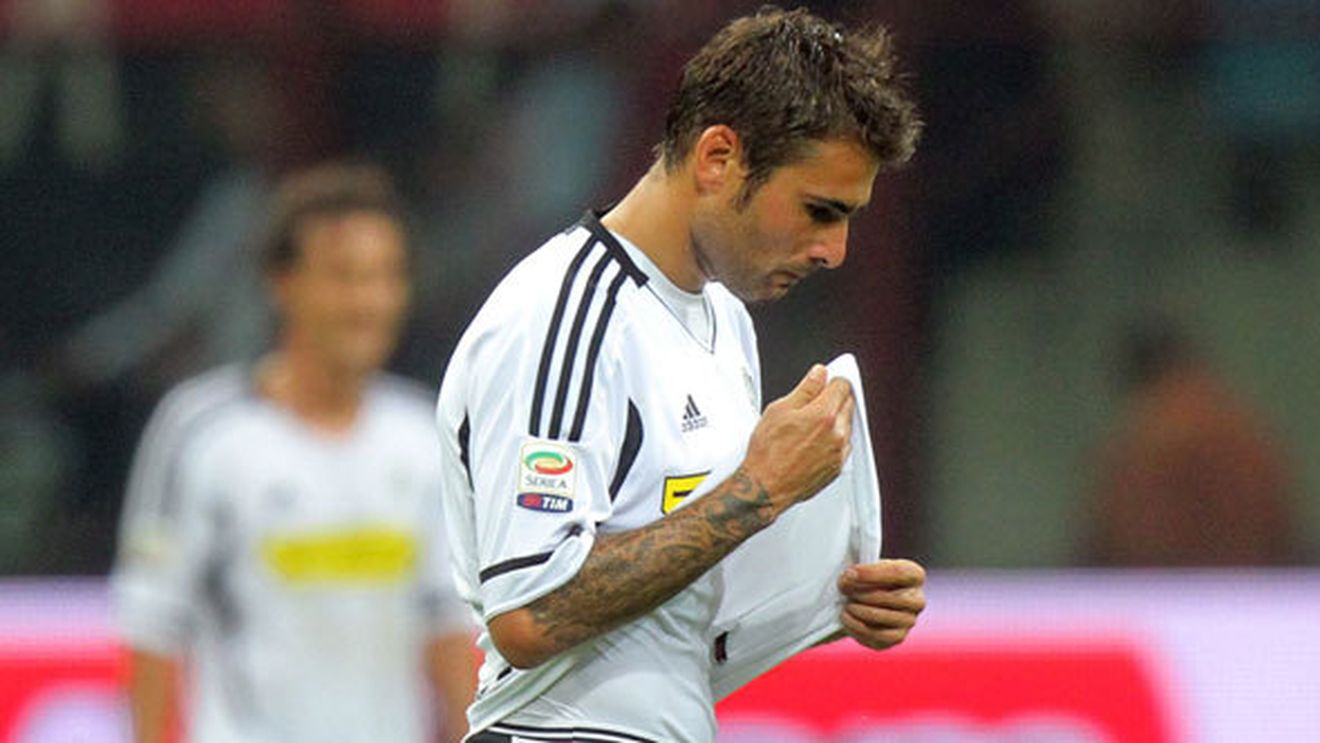 Tevez l-a obligat pe Gary Neville să-l aducă pe Mutu în discuție în cearta "Apașului" cu Mancini!** De ce românul e din nou la modă în Anglia