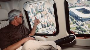 Jose Mourinho a declanşat isteria la Istanbul, printre fanii lui Fenerbahce: a plecat cu elicopterul de pe aeroport, pentru că nu mai putea scăpa de fanii dornici să îi ureze bun venit