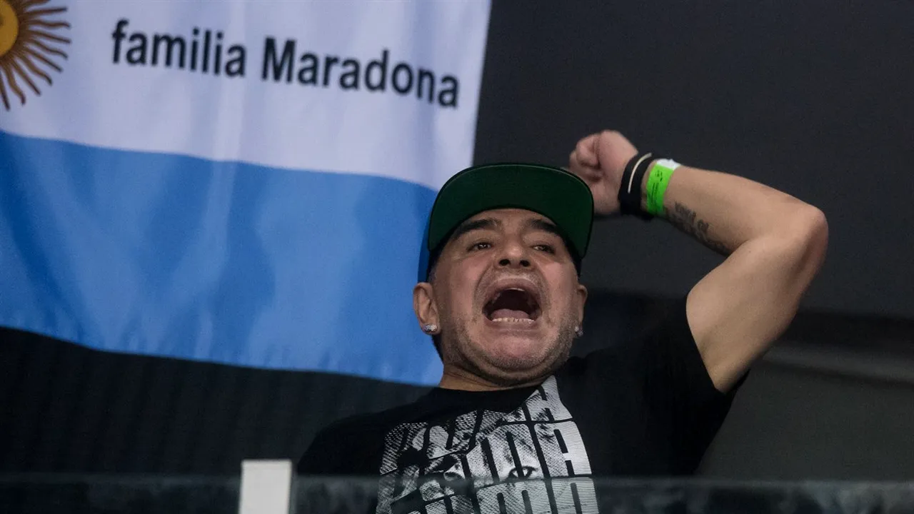IMAGINEA ZILEI | Diego Maradona susține echipa Argentinei la finala Cupei Davis din Croația. 