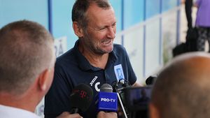 Craiova - FC Sabail, în primul tur preliminar al Europa League | Gică Craioveanu a făcut și el deplasarea și e pus pe glume: "Essien a însemnat ceva în fotbalul mondial și nu e așa de urât ca Jerry Gane"