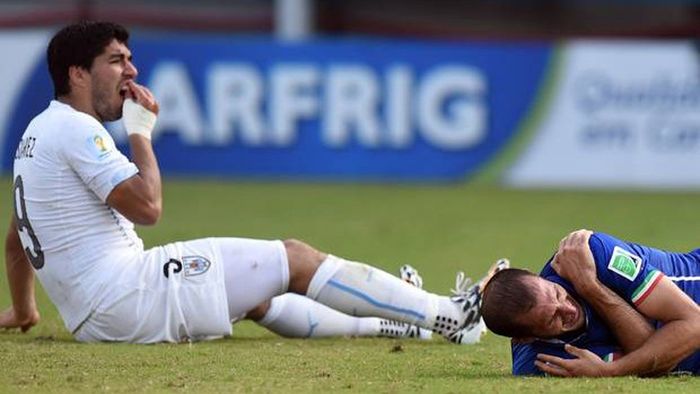 Explicația lui Luis Suarez, după ce a fost acuzat că l-a mușcat pe Chiellini: "M-am sprijinit de umărul lui"