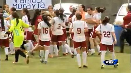 VIDEO | Gest incalificabil făcut de un antrenor la adresa unei jucătoare de fotbal: "A fost un reflex". Reacția dură a federației