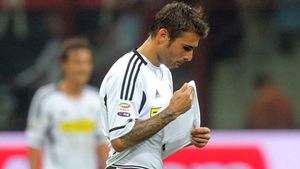 Tevez l-a obligat pe Gary Neville să-l aducă pe Mutu în discuție în cearta "Apașului" cu Mancini!** De ce românul e din nou la modă în Anglia