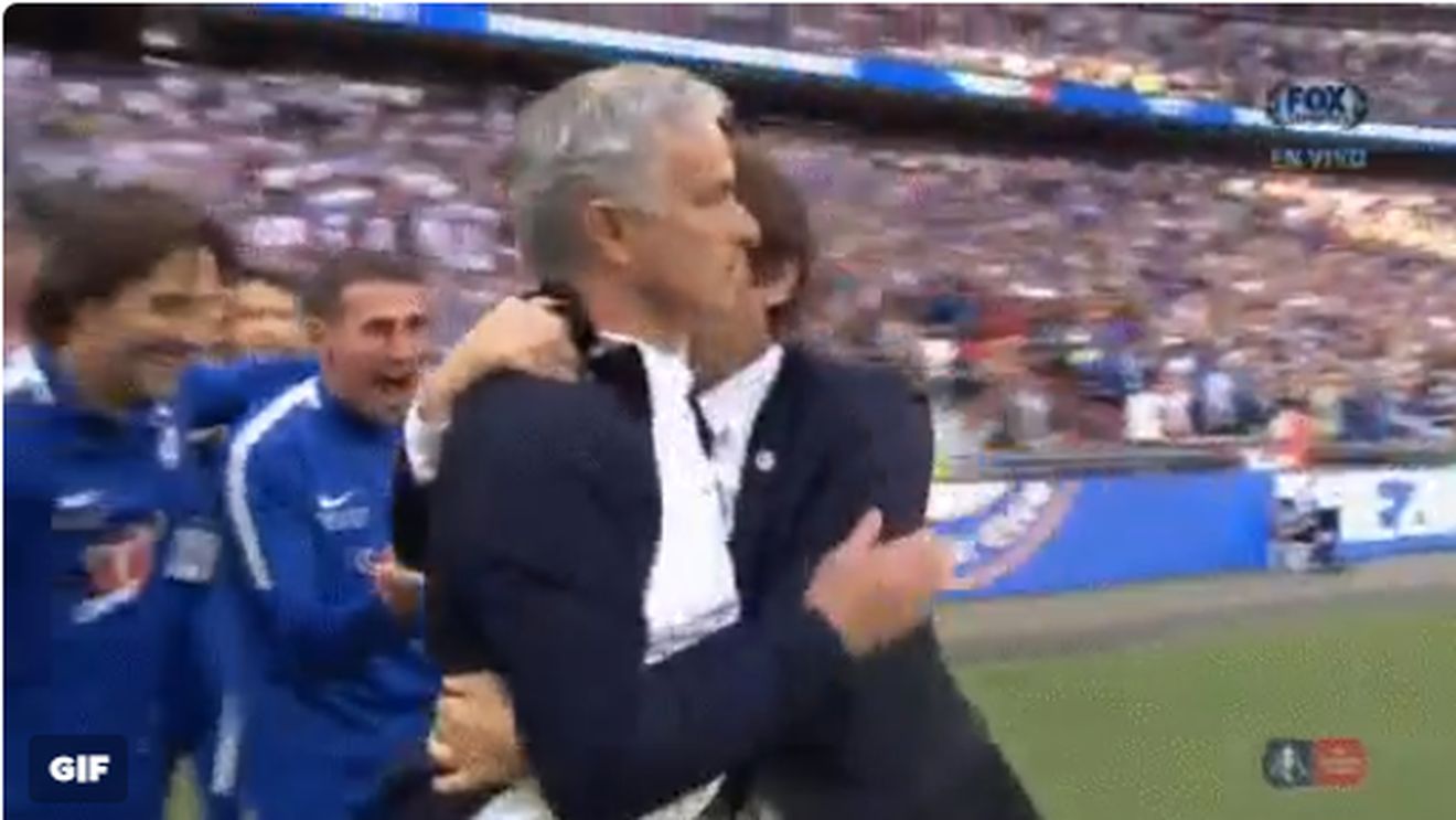 Conte a câștigat duelul cu rivalul Mourinho! Gestul făcut de italian în fața lui "The Special One", după victoria lui Chelsea din finala FA Cup