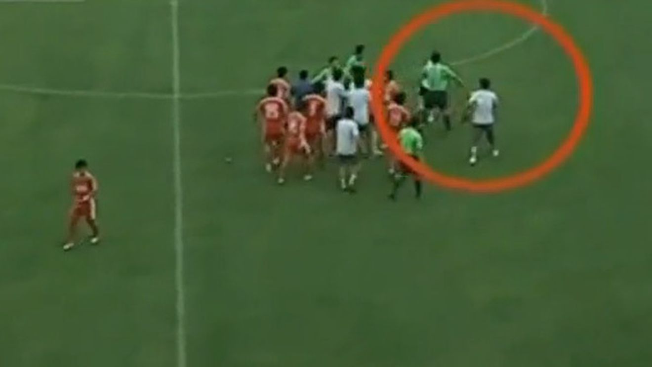 VIDEO **Un fan furios a sărit la gâtul arbitrului, la un meci din China