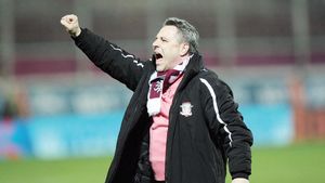 "Tade și Tahar la Astra? Nu iau niciodată jucători de la FCSB". Șumudică a comentat și declarațiile lui Dică: "Calul moare de drum lung și prostul de grija altuia"