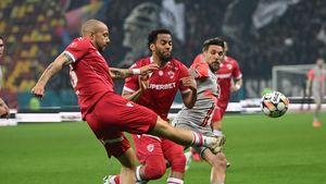 Gigi Becali s-a săturat rapid, după 45 de minute, și a tăiat în carne vie la derby-ul Dinamo - FCSB. Doi fotbaliști, OUT din echipa campioanei la pauză