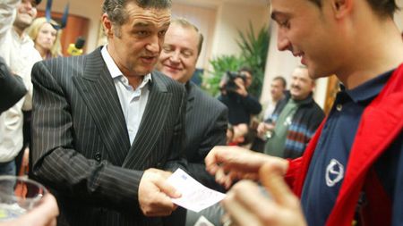 Rădoi, tot mai tentat să vină la Steaua: 'Nașule, m-am săturat aici!'** Becali îl ademenește cu 1.5 milioane $ pe sezon