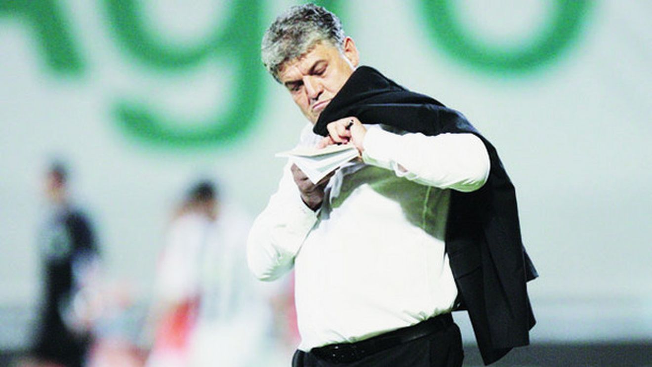 Andone a "mușcat" din jucători: 'Cine v-a învățat să pasați în spate?'