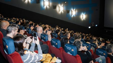 COMUNICAT | „Țăndări”, comedia regizată de Bogdan Naumovici, pe primul loc în box office
