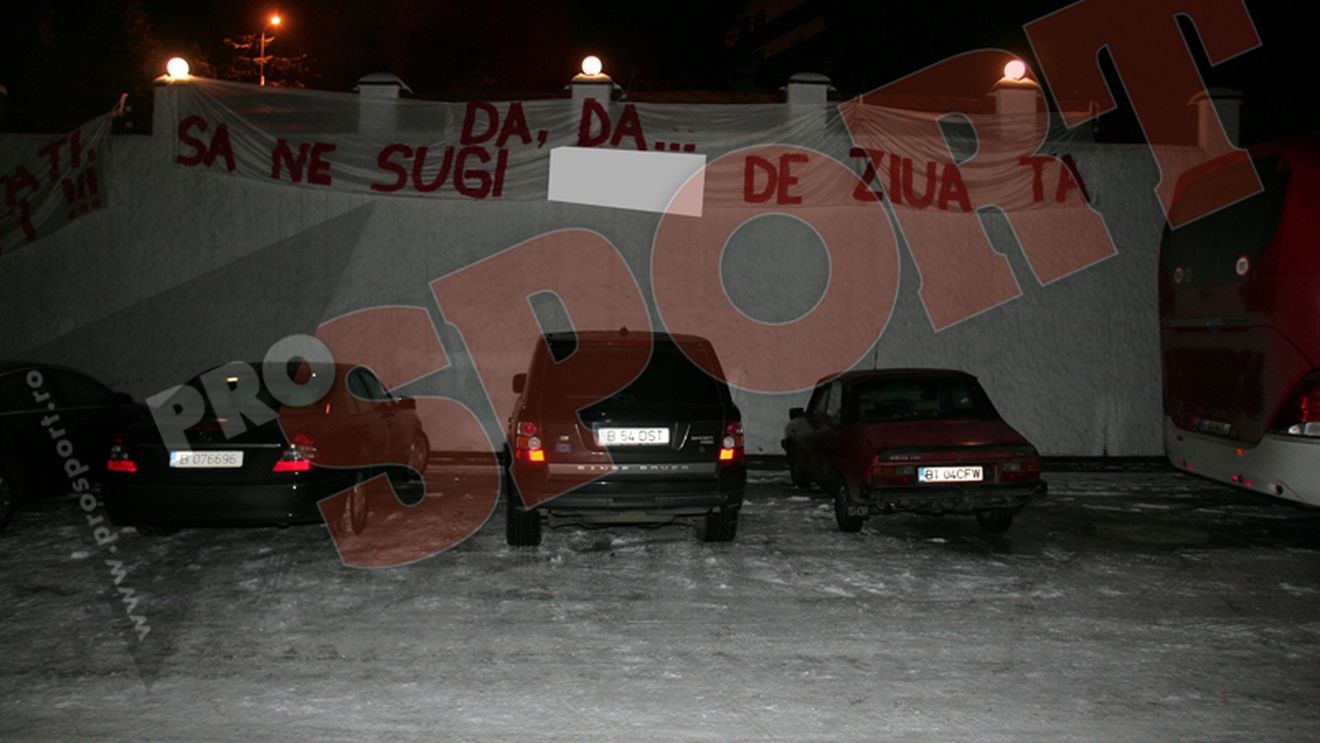 FOTO **Fanii i-au stricat ziua lui Cristi Borcea: "Aniversare fără valoare, în timp ce clubul nostru moare!"