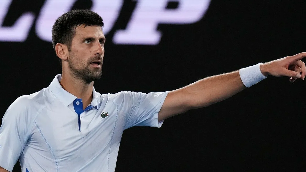 Momente incredibile la Australian Open! Novak Djokovic, un car de nervi după ce spectatorii i-au arătat semne obscene! Ce a făcut campionul en-titre la meciul de debut. VIDEO