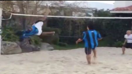 Ronaldinho e fabulos. VIDEO GENIAL - Execuție incredibilă la fotbal-volei: a dus "atacul rechinului" la rang de artă