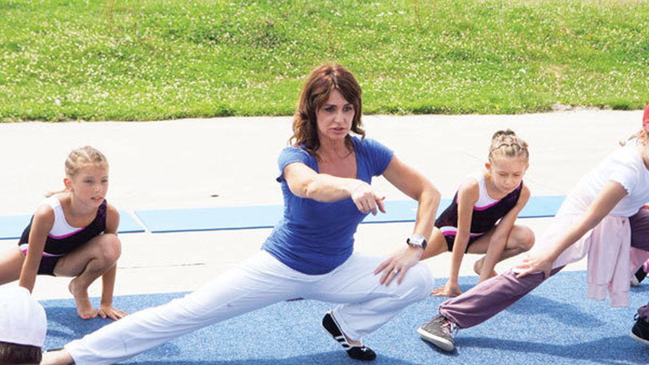 FOTO | Nadia i-a predat o lecție de gimnastică actriței Katie Holmes. Ce a pus-o să facă pe fosta soție a lui Tom Cruise