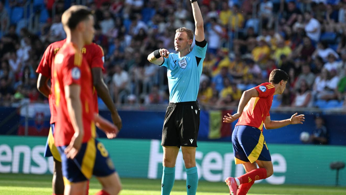 Fază scandaloasă în minutul 63 al meciului România U21 – Spania U21: arbitrul olandez nu a dat penalty la un henț evident al ibericilor, spre disperarea românilor!