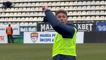 Iulian Roșu, reacție nervoasă la finalul umilinței Chindiei la Voluntari: ”Întrebați-l pe ăla de ce nu joc!” Delegatul echipei a fost tras la răspundere de suporteri, iar Daniel Celea a fost evacuat din tribună