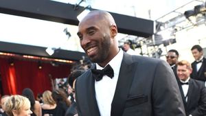 Rene, de la „Războiul Depozitelor”, a găsit o comoară ascunsă: zeci de perechi de încălțări, tricouri și obiecte ale lui Kobe Bryant! I le-a vândut văduvei baschetbalistului pentru o sumă confidențială