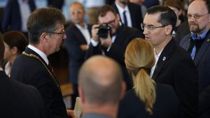 Primarul din Wurzburg şi preşedintele FRF, Răzvan Burleanu, semnează în Cartea de Aur. România a agitat oraşul bavarez. FOTO&VIDEO