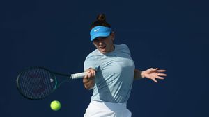 Amelie Mauresmo, directoarea Roland Garros, a răspuns atacurilor că a folosit un dublu standard pentru că Simona Halep nu a primit wildcard, dar Alex Zverev a fost primit să joace, deși e acuzat de violență domestică! „Până atunci, orice jucător e nevinovat”