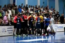 Steaua, oprită de un fan sucevean să marcheze în ultimele secunde în Liga Națională de handbal masculin! Unul dintre spectatori a împins cu piciorul, în teren, o reclamă publicitară. VIDEO