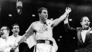 Mayweather părăsește boxul doborând un mit: i-a luat recordul lui "Rocky" după 62 de ani și este, acum, boxerul cu cea mai lungă serie de invincibilitate din istorie. Ce au în comun cei doi invincibili + reacția fiului regretatului pugilist