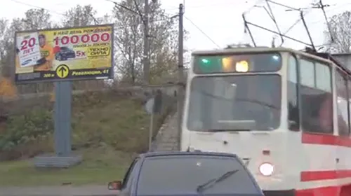 Gest inexplicabil al acestui șofer! VIDEO – Accident între un tramvai și o mașină