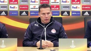 Antrenorul lui Hapoel acceptă cu greu înfrângerea. Reacția "de orgoliu" a lui Barak Bakhar și fotbalistul de la FCSB pe care l-a remarcat: "El mi-a plăcut cel mai mult!"