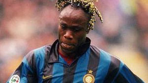 Dezvăluiri incredibile făcute de fotbalistul care i-a aruncat tricoul în față lui Mircea Lucescu: „Au fost obosiţi după ce şi-au făcut de cap cu femeile în noaptea de dinaintea meciului!”