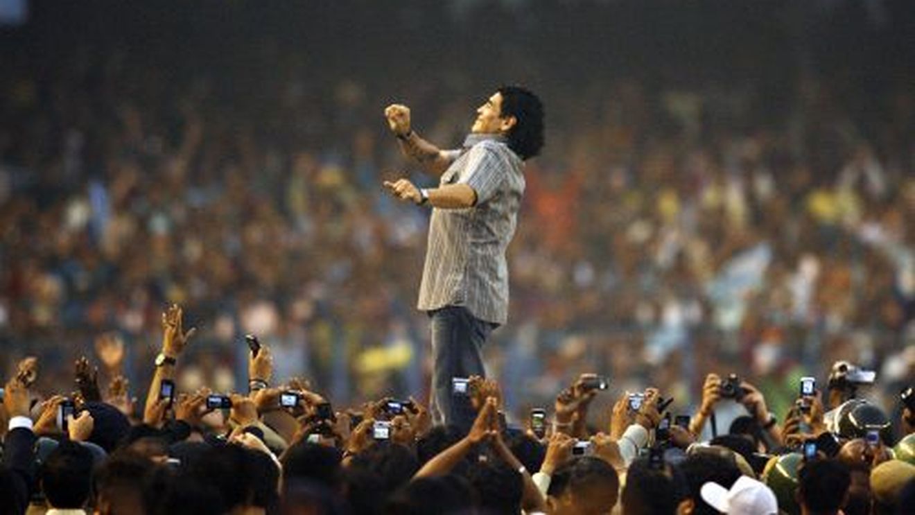 Fotografia zilei / Maradona este privit ca un zeu