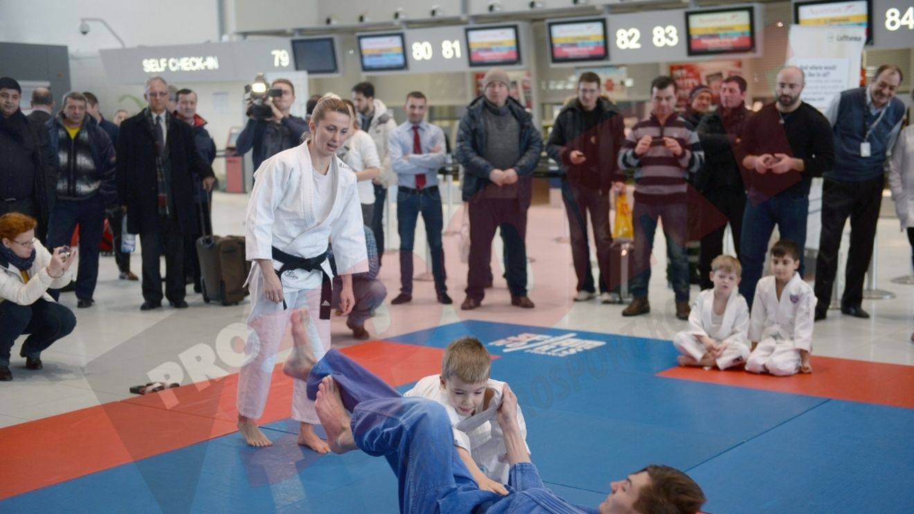 FOTO: Alina Dumitru, demonstrație de judo în aeroport. Jucătorii de la ACS Poli, spectatori de lux