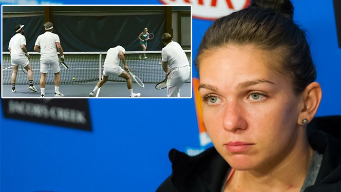 VIDEO | Este incredibil ce face aici una dintre rivalele Simonei Halep. Patru bărbați se chinuie să îi facă față, însă fără succes: fata "a învățat să cadă"
