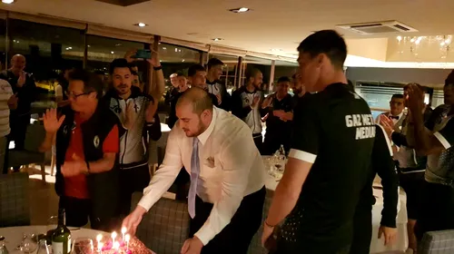 Moment inedit în cantonamentul de la Marbella! Ionuț Larie și-a sărbătorit ziua de naștere alături de colegi. Surpriza pregătită pentru jucătorul de la Gaz Metan | VIDEO