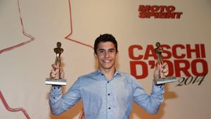 Două premii "Casca de Aur" pentru Marc Marquez, campionul din MotoGP. "Nu mă voi sătura să câștig", a spus puștiul care i-a luat fața marelui Valentino Rossi