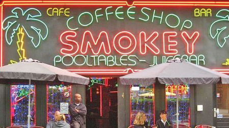 Adio coffee-shop la Amsterdam!** Guvernul olandez nu mai permite străinilor consumul de canabis, iar primarul este presat să se supună deciziei