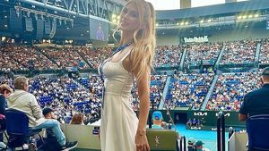 Andreea Bălan, apariție de senzație într-o rochie roşie, foarte decupată. Cum s-a pregătit să-l aştepte pe Victor Cornea de Sfântul Valentin