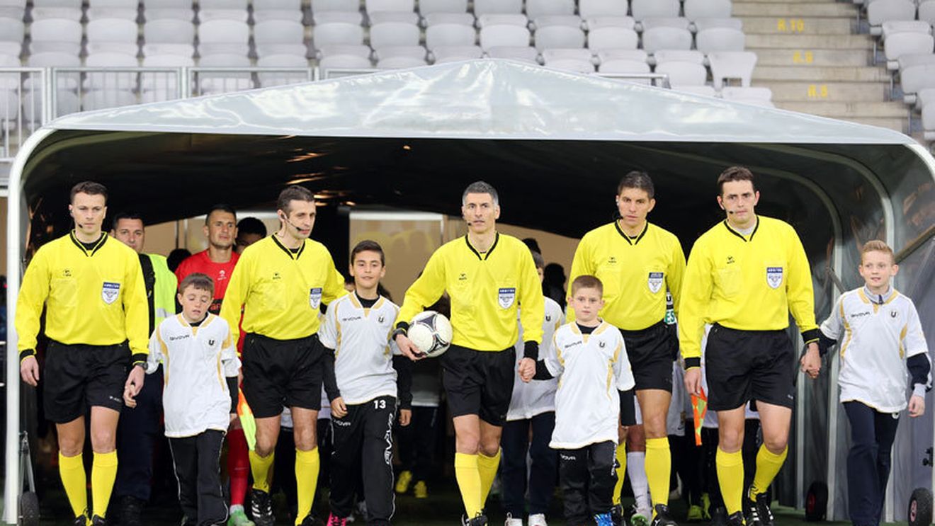 S-a renunțat la sistemul cu 6 arbitri. Cluburile au refuzat să mai achite sumele pentru cei doi adiționali