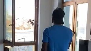 Cum a fost premiat jucătorul lunii martie în Rusia: cu drona, pe geam! VIDEO