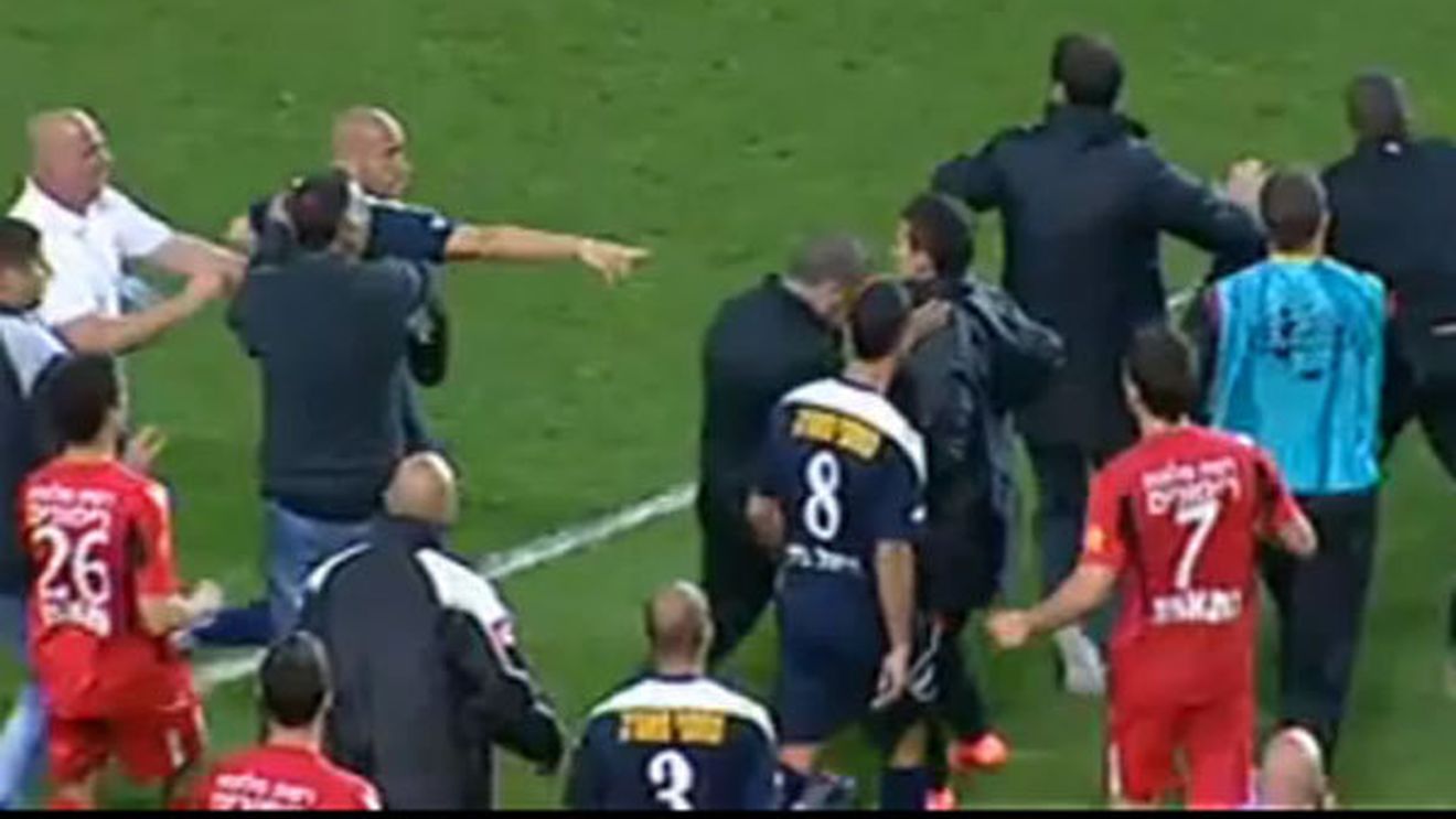 Reacție incredibilă a unui antrenor la adresa unui jucător!** L-a lăsat inconștient și i-a rupt dinții! VIDEO