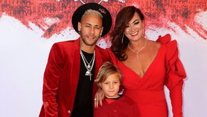 GALERIE FOTO | Neymar, în cârje și în lacrimi de ziua lui: "Singurul cadou pe care aș fi vrut să îl primesc este un metatarsian nou". Dani Alves, "one Man show" la petrecerea conaționalului