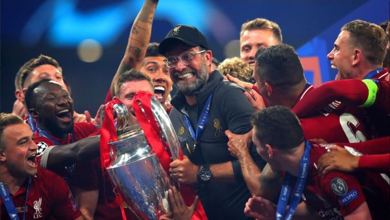 Trofeul Ligii Campionilor a ajuns în Liverpool! FOTO | Ei au ieșit primii din avion :) 