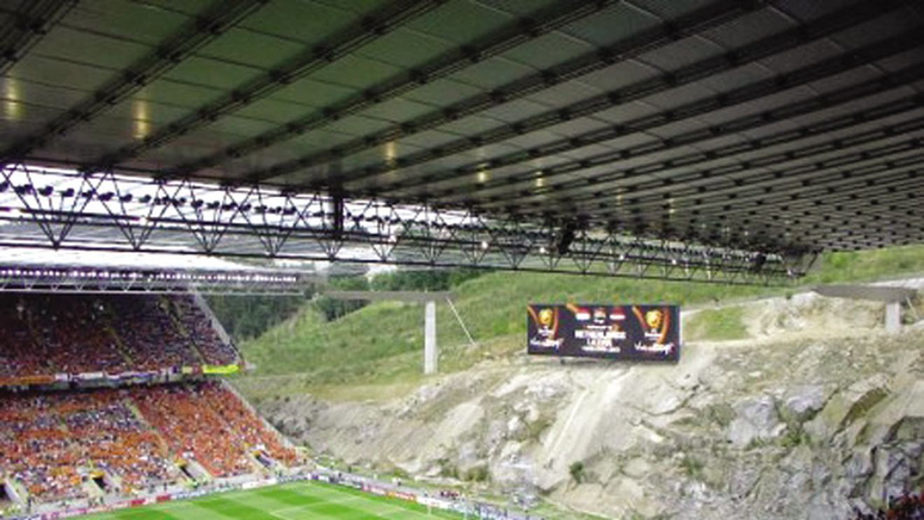 SUPER FOTO Minunea din stâncă!** Au mutat munții pentru a face stadionul!** Obama: "Sunt uimit că un om s-a gândit la așa ceva! E cel mai frumos din lume!"