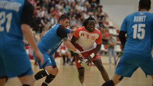 Finală pasionantă în handbalul masculin, dominată de portari. CSM București a egalat Dinamo la "general", astfel că titlul se decide luni, în Ștefan cel Mare