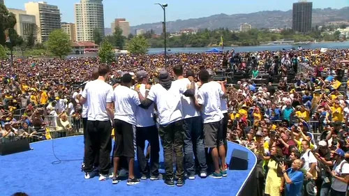 Nebunie în Oakland. Golden State Warriors a sărbătorit câștigarea titlului în NBA alături de un milion de fani