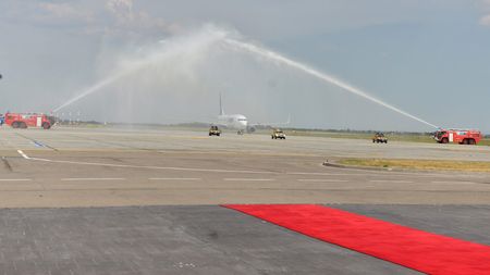 Reacție dură a unui român cunoscut pus să se descalțe pe aeroportul Otopeni la controlul de securitate: "Nu mai contează nici eventualul miros al picioarelor"