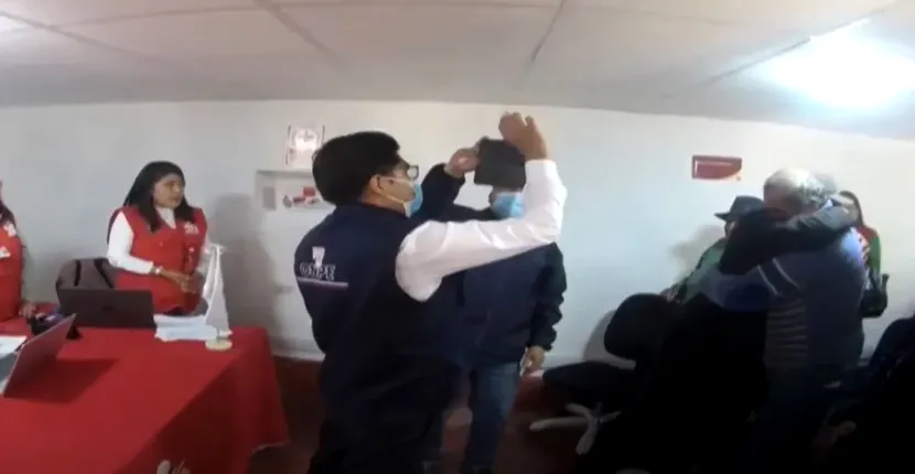 Deznodământ neobișnuit între doi candidați la primărie în Peru. Au dat cu banul cine să fie primar