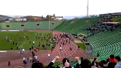 VIDEO ** Violențe în Bosnia! Cel puțin 15 persoane au fost rănite, după ce fanii au intrat pe teren
