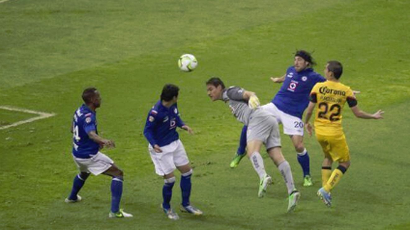 Seară istorică pentru fosta echipă a lui Ilie Dumitrescu. În minutul 90 scorul era 0-1 și America evolua în "10", dar a întors rezultatul