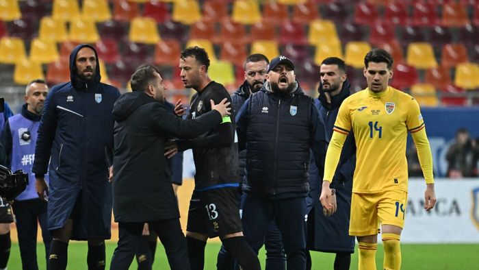 Scandal fără precedent în vestiarul celor din Kosovo la meciul cu România. A ieșit la iveală totul: federalii kosovari i-au amenințat pe fotbaliști să iasă pe teren, dar aceștia s-au baricadat și au refuzat